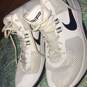 white nike basketball shoes